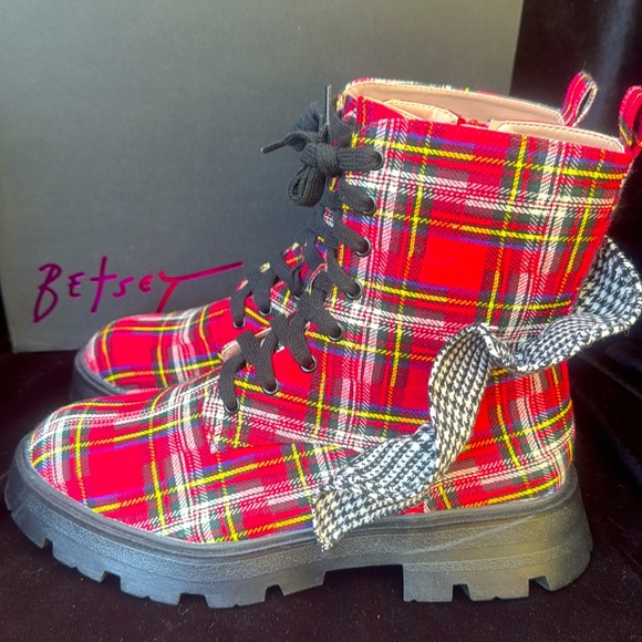 BETSEY  JOHNSON ROZEY RED PLAID COMBAT BOOTS -9 - NIB ! ❤️🔥 - Picture 4 of 13